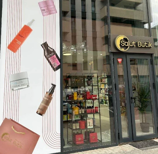 Тёплый интерьер салона Salut Butik